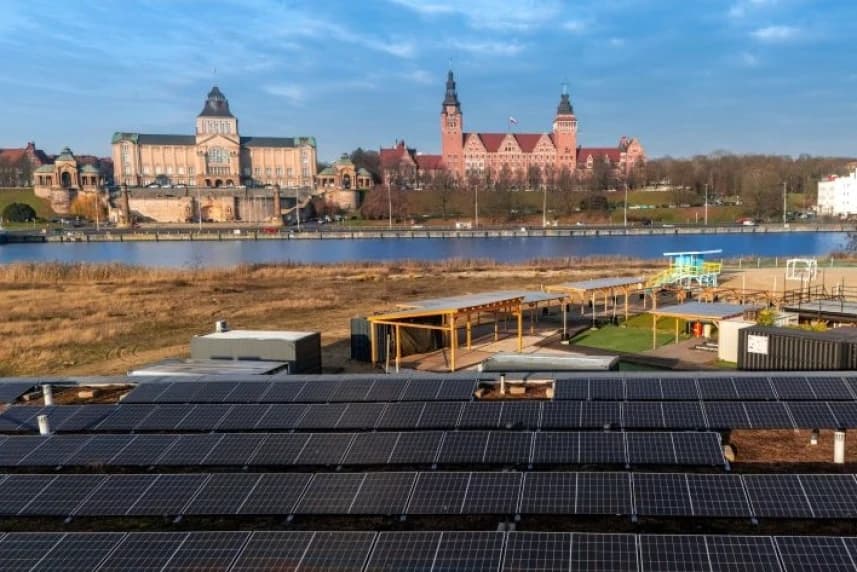 Nowa instalacja fotowoltaiczna na Wyspie Grodzkiej Na dachu Bosmanatu na Wyspie Grodzkiej uruchomiono nową instalację fotowoltaiczną.