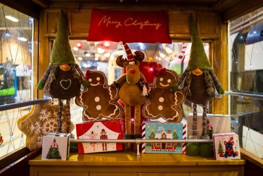 Ostatnia w tym roku okazja, by przejechać się "Perełką" Świąteczny wystrój zabytkowego szczecińskiego tramwaju.