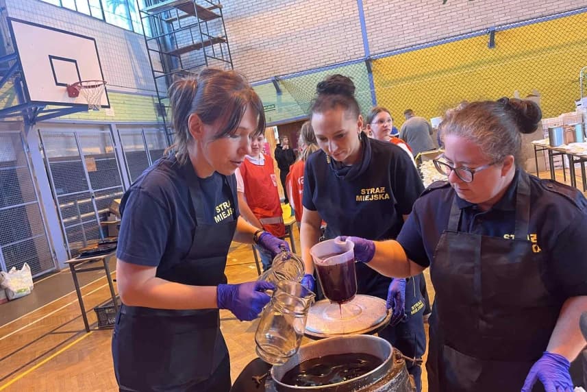 Bezdomni nie pozostają bez pomocy w okresie zimy Akcję „ Pogotowie Zimowe” Straż Miejska prowadzi od listopada razem ze Schroniskiem dla Bezdomnych Stowarzyszenia Feniks, Centrum Usług Społecznych i Policją.