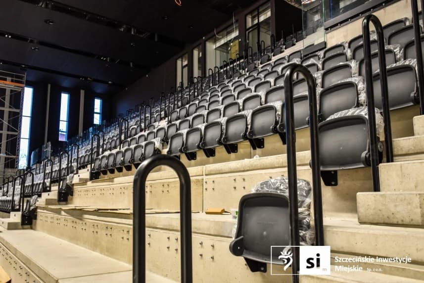 Coraz bliżej finału. Montaż krzesełek i przegrody basenowej w Szczecińskim Domu Sportu Na budowie Szczecińskiego Domu Sportu montowane są krzesełka na trybunach.