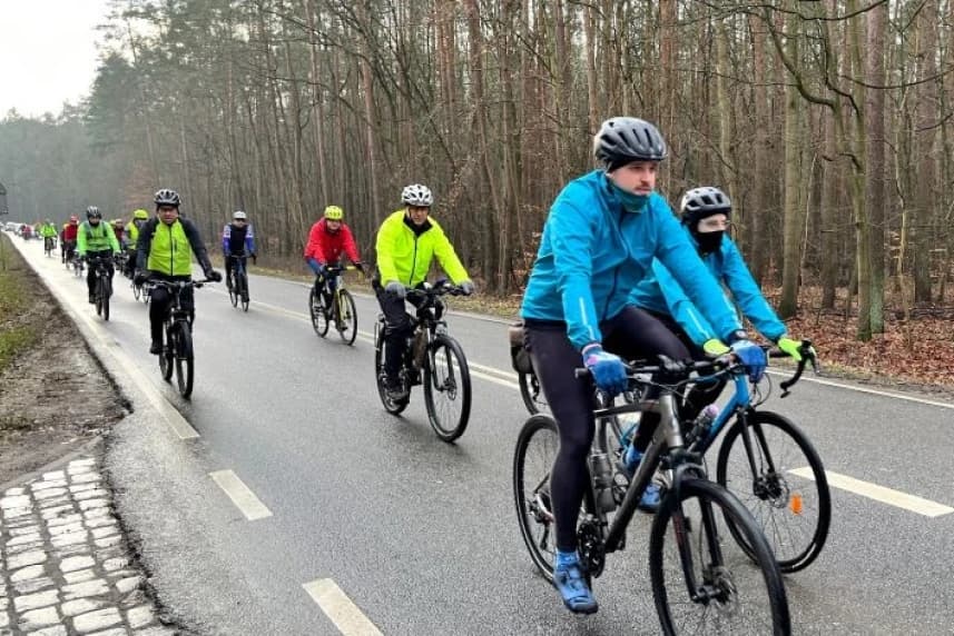 Zaproszenie na Noworoczny Rajd Rowerowy Grupa rowerzystów