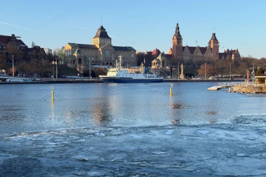 Port Jachtowy. Zima i lód nam niestraszne! Zapora lodowa na Odrze. W tle Wały Chrobrego.