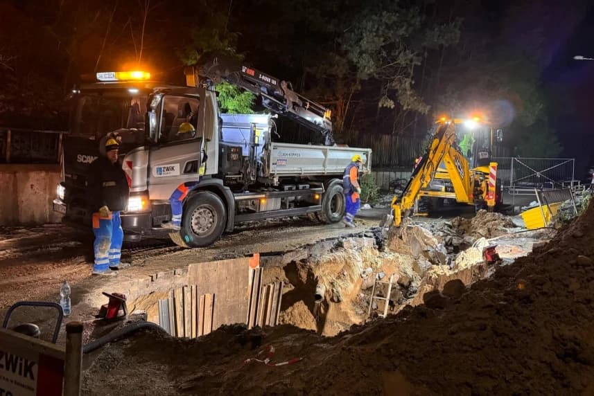 Wodociągowcy w zimowym pogotowiu Pracownicy ZWIK pracujący przy usuwaniu awarii wodociągu.