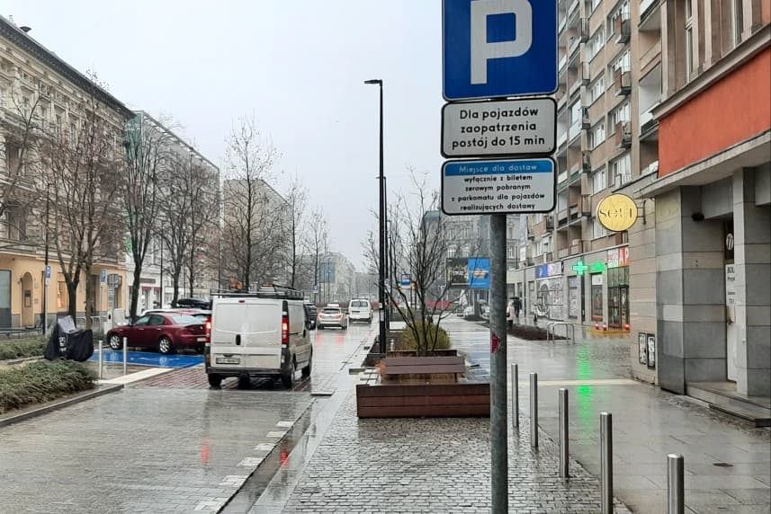 Dodatkowe oznakowanie miejsc dla dostawców w strefach płatnego parkowania Miejsce dla dostaw – wyłącznie z biletem zerowym pobranym z parkomatu dla pojazdów realizujących dostawy.