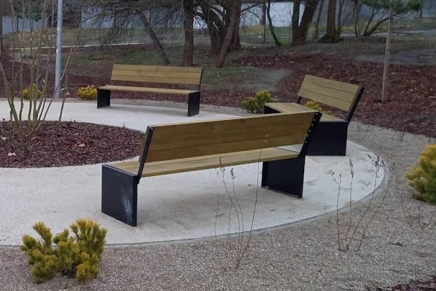 Już jest! „Ładnie koło pętli na ul. Wiosny Ludów” Trzy ławki na nowym skwerze.