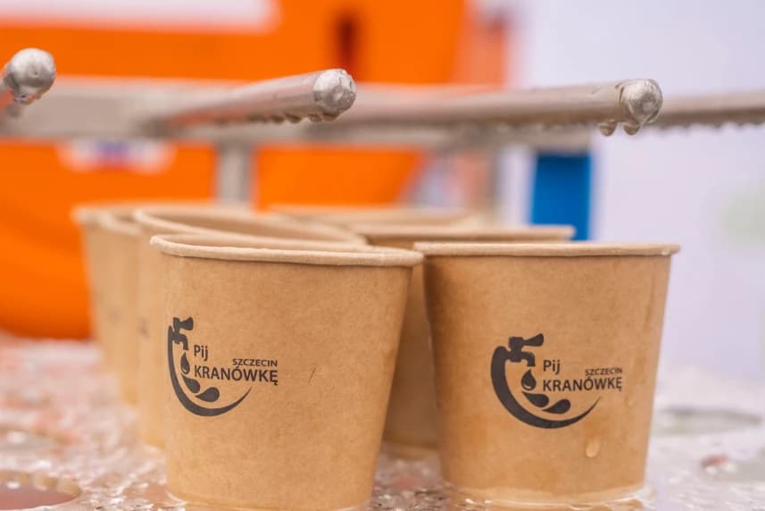 Potrzebujesz wody na wydarzenie? Zgłoś się do ZWiK! Ekologiczne kubki na wodę.