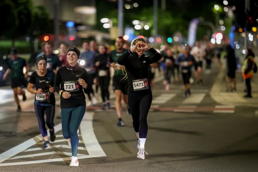 Ruszyły zapisy na 7. Szczeciński Bieg Nocny Biegacze na ulicach Szczecina podczas nocnych zawodów.