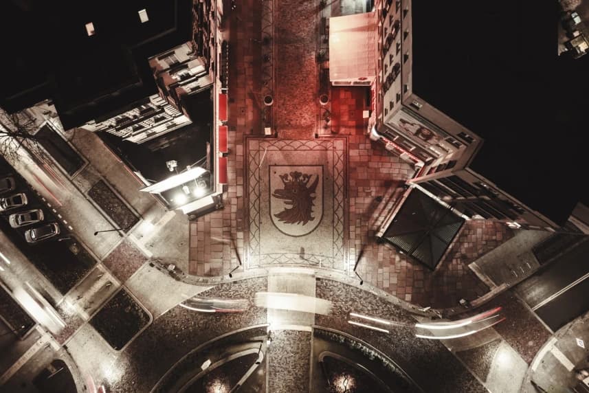 Rok 2025 w EcoGeneratorze, czyli energia w działaniu Widok z góry na oświetlony nocą plac w centrum miasta.