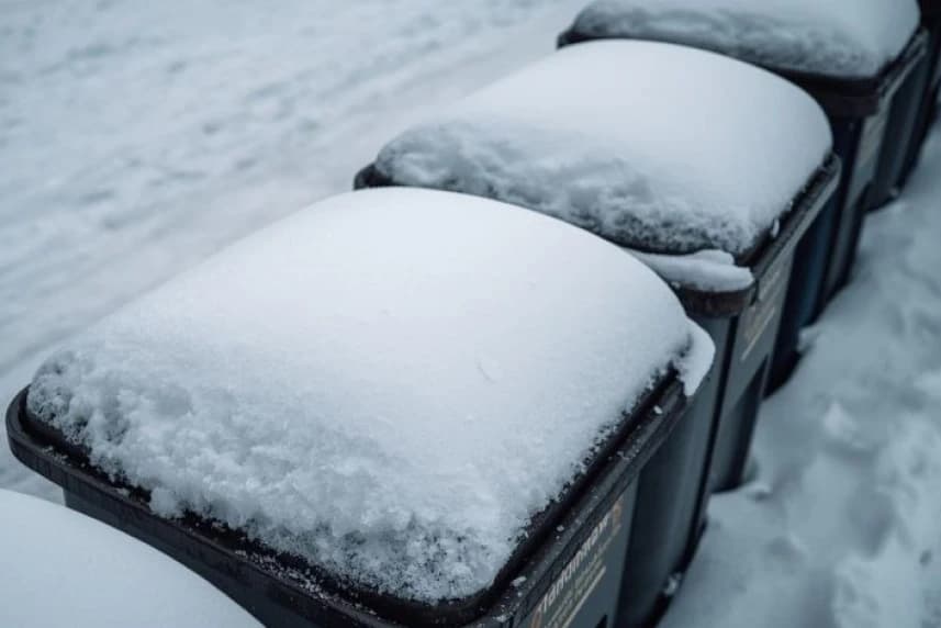Uwaga, komunikat dot. zmian odbioru odpadów Pojemniki na śmieci pokryte grubą warstwą śniegu.