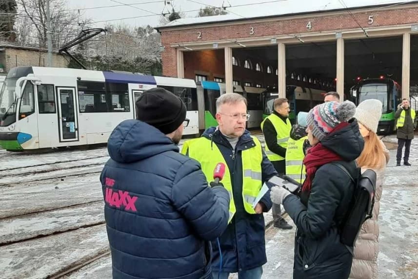Liczba tramwajów stopniowo rośnie. Jaki jest plan na jutro? Na pytania dziennikarzy odpowiada prezes Tramwajów Szczecińskich Krystian Wawrzyniak.