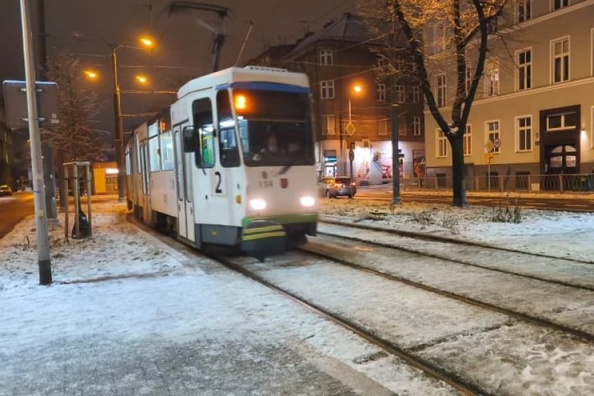 Komunikacja miejska w Szczecinie. Czwartek 29.01.2026 r. Tramwaj linii 2 na torach w zimowej scenerii.