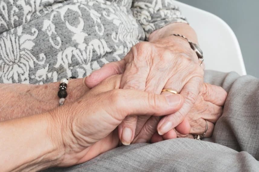 Usługi sąsiedzkie. Jak skorzystać z nowej formy wsparcia? Splecione dłonie dwóch starszych osób