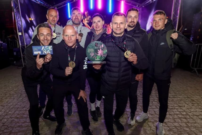 Bieg Nocny. Skompletuj drużynę i zwiększ swoją szansę na wygraną! Grupa biegaczy prezentująca medale