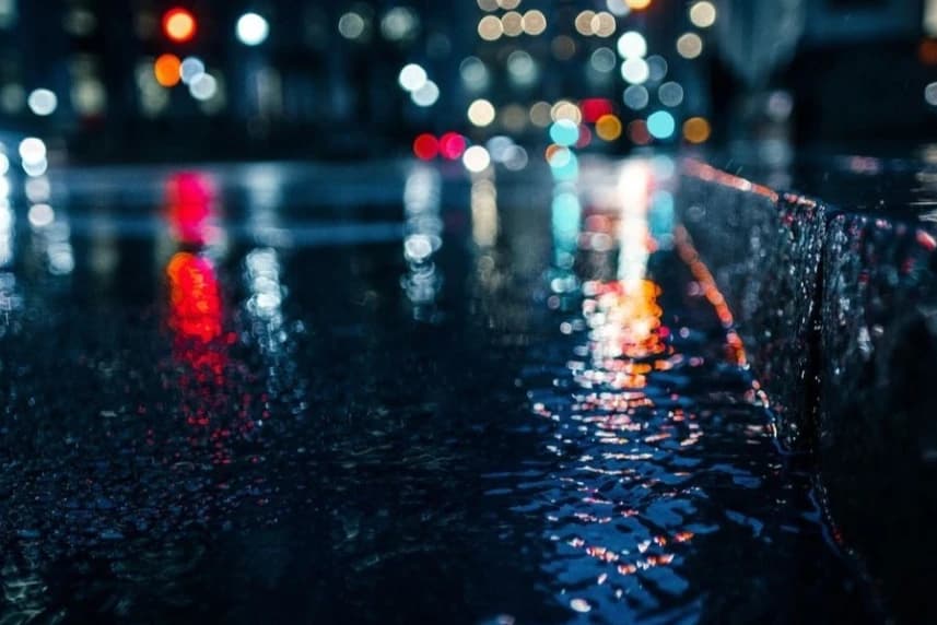 Ostrzeżenie przed opadami marznącego deszczu Oblodzona ulica