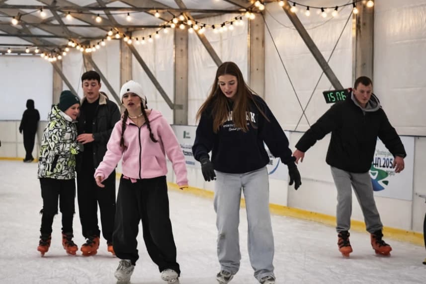 Ostatni weekend na lodowisku przy Arenie Grupa łyżwiarzy na Lodowisku przy Arenie.