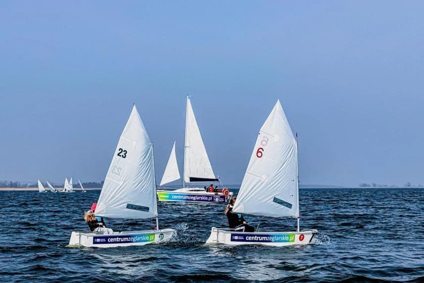 Żaglówki z białymi żaglami na Jeziorze Dąbie.