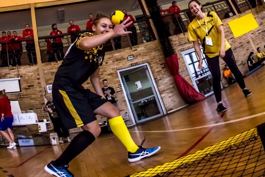 Spike The West – VI Halowe Mistrzostwa Polski w Roundnet 2026 w Szczecinie Dwie zawodniczki grające w Roundnet.