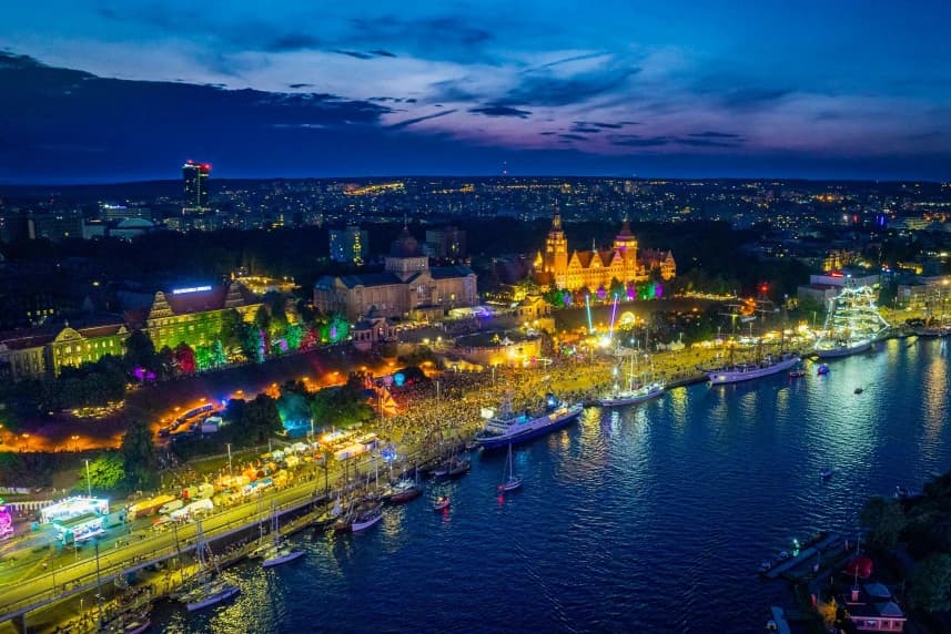 Widok z lotu ptaka na szczecińskie bulwary wieczorową porą.