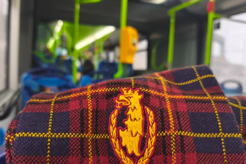 Pogoń Szczecin - Widzew Łódź. Będą dodatkowe autobusy i tramwaj dla kibiców Szalik Pogoni Szczecin na oparciu siedzenia w autobusie.