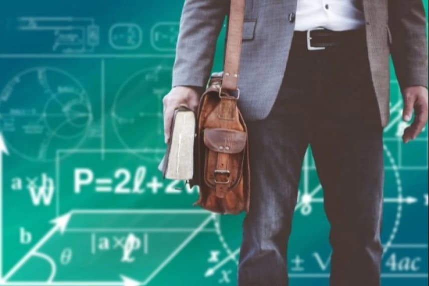 1 marca rusza nabór wniosków na Stypendia Naukowe Prezydenta Miasta Szczecin Student trzymający w ręku grubą książkę. Na ramieniu ma zawieszoną brązową torbę.