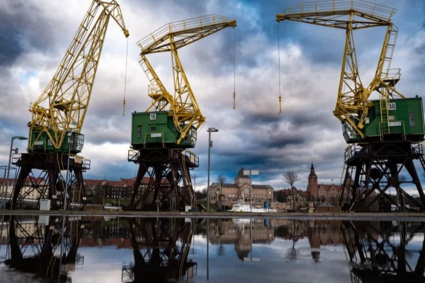Jak zagospodarować wody opadowe? Konferencja i prezentacja standardów Trzy żurawie portowe na tle Wałów Chrobrego w Szczecinie.