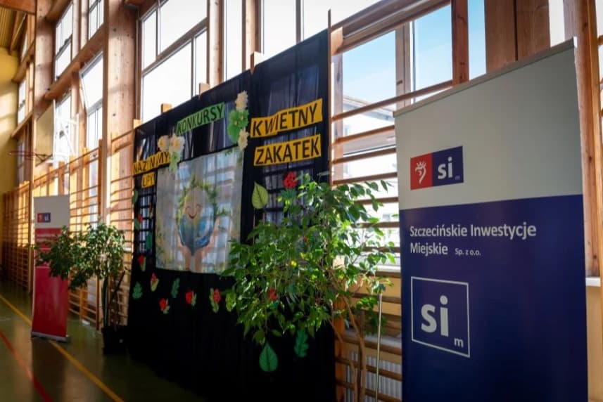 Uczniowie „Dwunastki” współtworzą zieloną przestrzeń. Finał ekologicznych konkursów Banery reklamowe wystawione w sali gimnastycznej