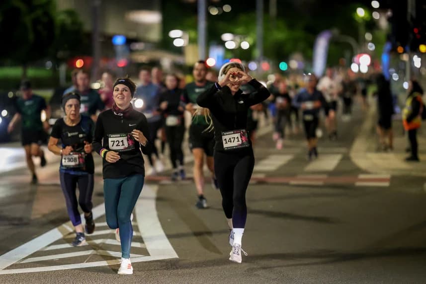 Poznaliśmy trasę 7. Szczecińskiego Biegu Nocnego Grupa biegaczy w czasie nocnych zawodów.