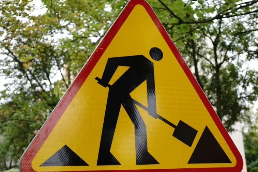 Utrudnienia w komunikacji. Prace na torowisku przy ul. Arkońskiej oraz ul. Szafera Znak drogowy