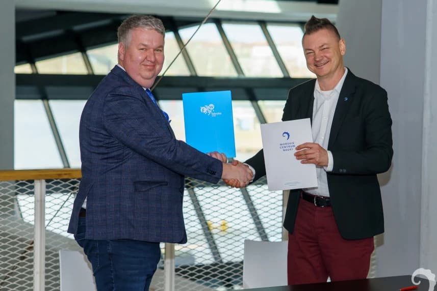 Rusza "Tematyczny Pakiet Edukacyjny” – ALE KOSMOS Z lewej Konrad Stępień. prezes zarządu Aquapark Fabryka Wody. Z prawej Paweł Bartoszewski p.o. dyrektora Morskiego Centrum Nauki.