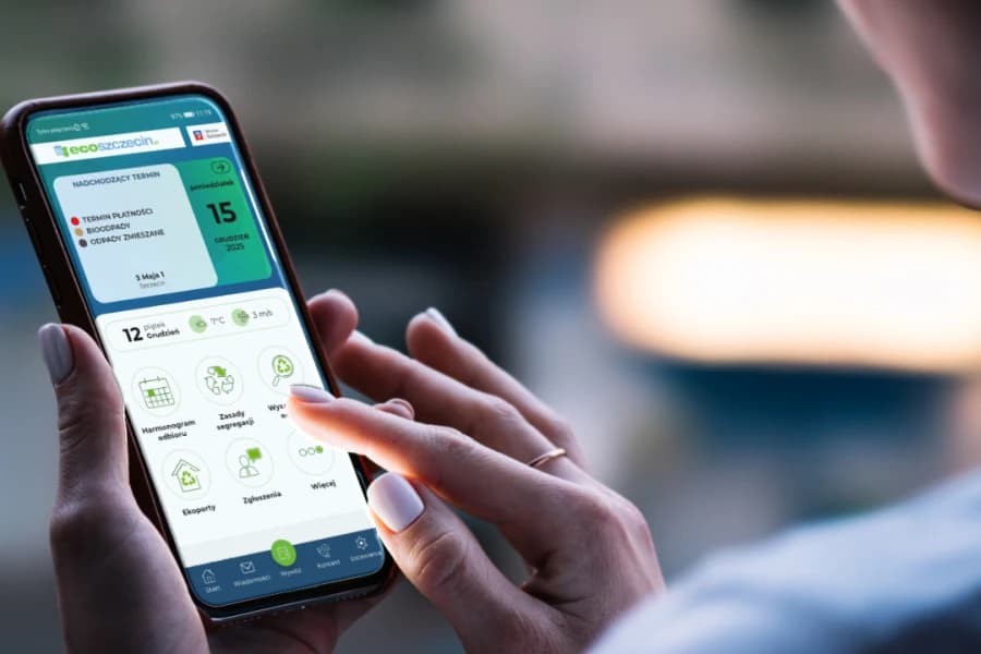 Bezpłatna aplikacja mobilna EcoSzczecin. Wszystko o odpadach w Twoim telefonie Smartfon trzymany w dłoniach kobiety