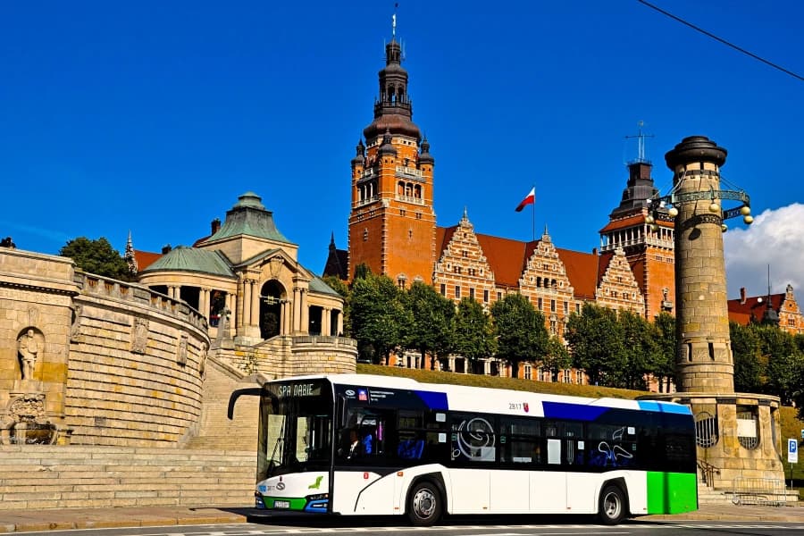 Dodatkowe 22 autobusy dla SPA Dąbie Nowy autobus na tle Wałów Chrobrego w Szczecinie.