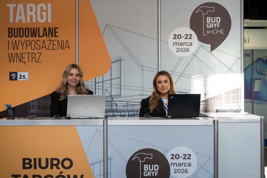 Enea Arena zamieniła się w jeden wielki plac budowy Dwie młode kobiety siedzące w biurze targów.