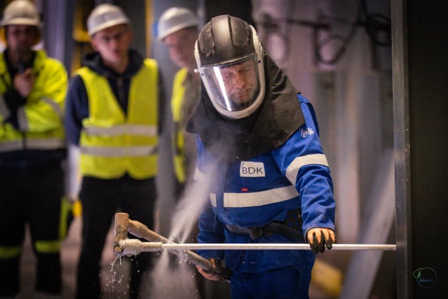 Saperzy w EcoGeneratorze, czyli spektakularne czyszczenie kotłów Specjaliści i technolodzy EcoGeneratora każdej wiosny sprawdzają kotły, w których na co dzień spalane są odpady.