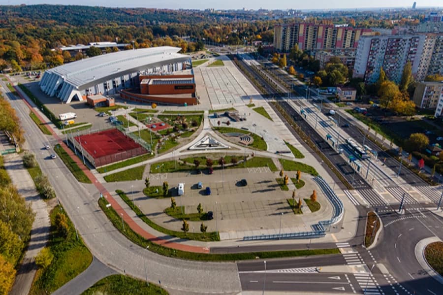 Prace konserwacyjne na Orliku Okolice hali Enea Arena przy ulicy Szafera w Szczecinie.