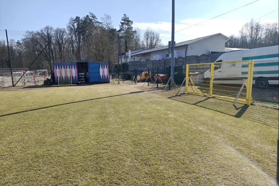 Lepsze warunki dla sportowców i kibiców w Jezierzycach Obiekt zyska nowe ogrodzenie, które poprawi bezpieczeństwo i estetykę całego terenu.