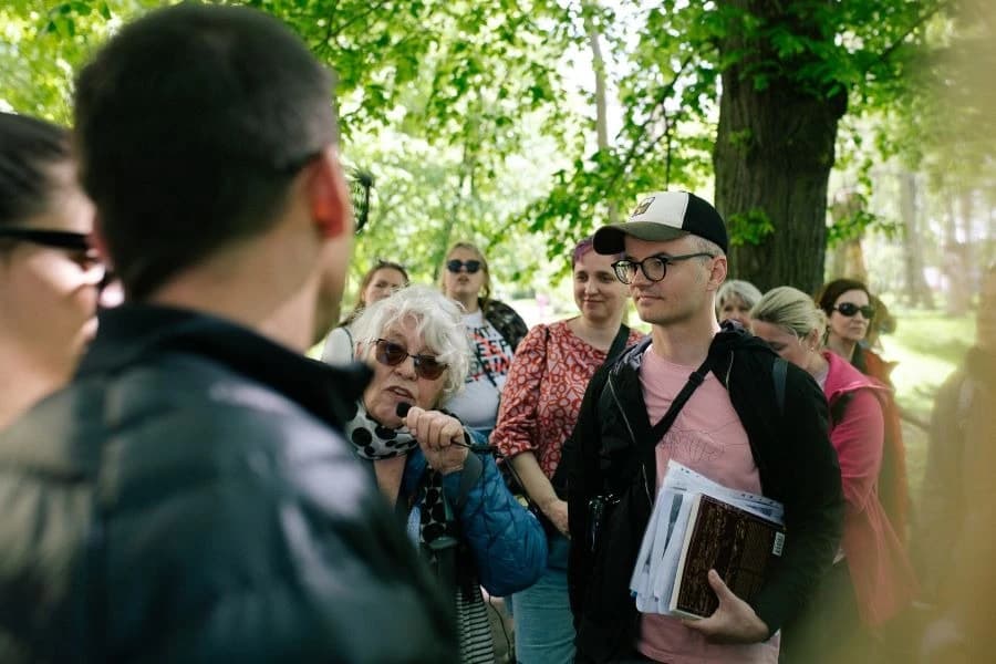 Świętujemy rok od premiery książki Alicji Biranowskiej-Kurtz „Moje powojenne Dąbie” Grupa ludzi pod zielonym drzewem.