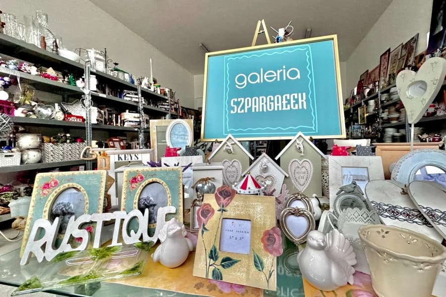 Galeria Szpargałek zaprasza na zakupy Regały pełne artykułów, które można nabyć w Galerii Szpargałek.