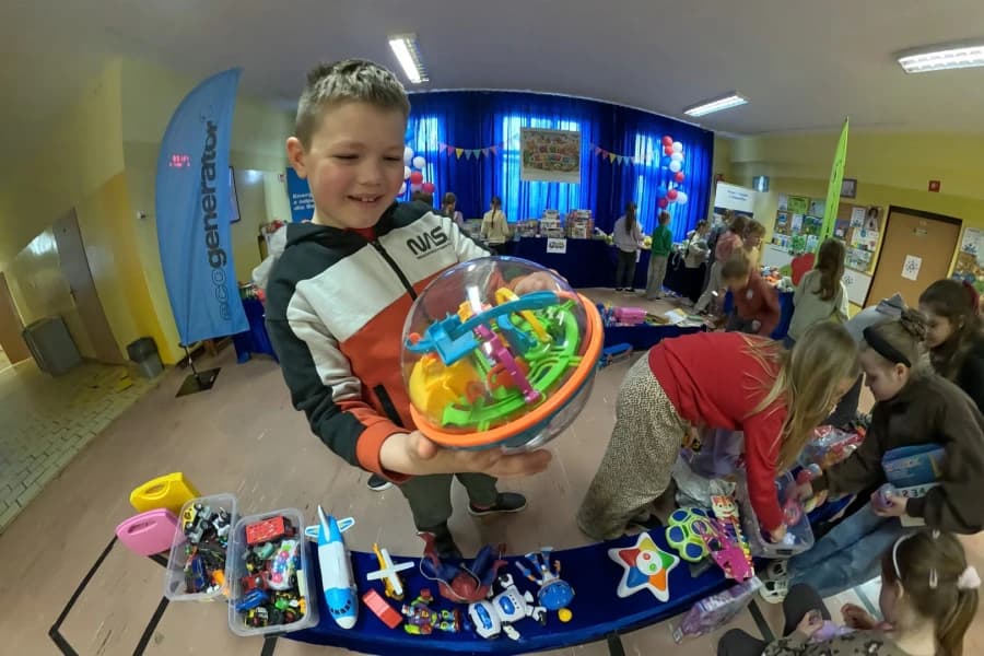 Wymiana zamiast zakupów. Uczniowie SP 42 pokazali jak nie marnować zabawek Grupa dzieci z zabawkami