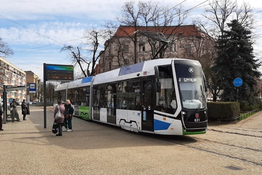 Tramwaje Gamma już na szczecińskich torowiskach Tramwaj Gamma na przystanku w centrum Szczecina