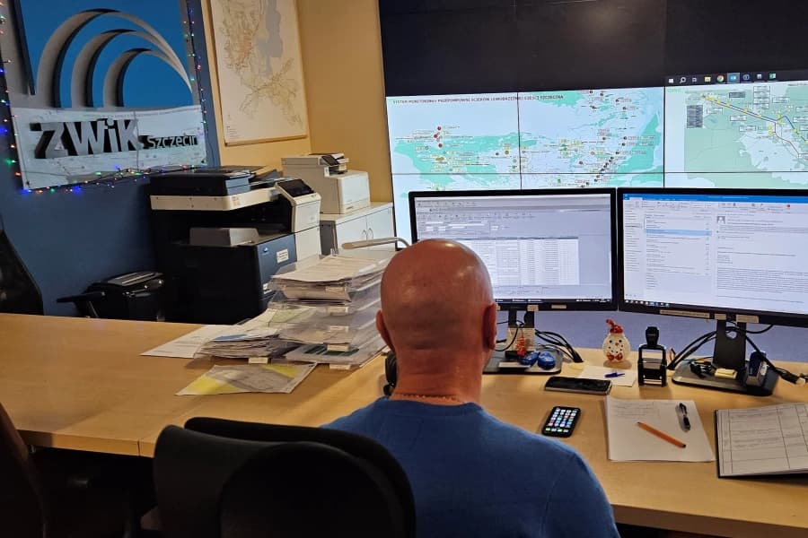 Służby ZWiK działają przez całą dobę, również w czasie Świąt Mężczyzna siedzący przed monitorami komputerowymi w dyspozytorni ZWIK.