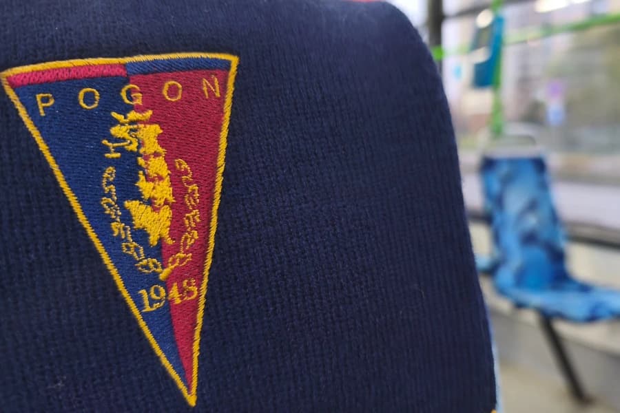 Pogoń Szczecin - Legia Warszawa. Będzie dodatkowa komunikacja Szalik Pogoni Szczecin. W tle siedzisko tramwajowe.