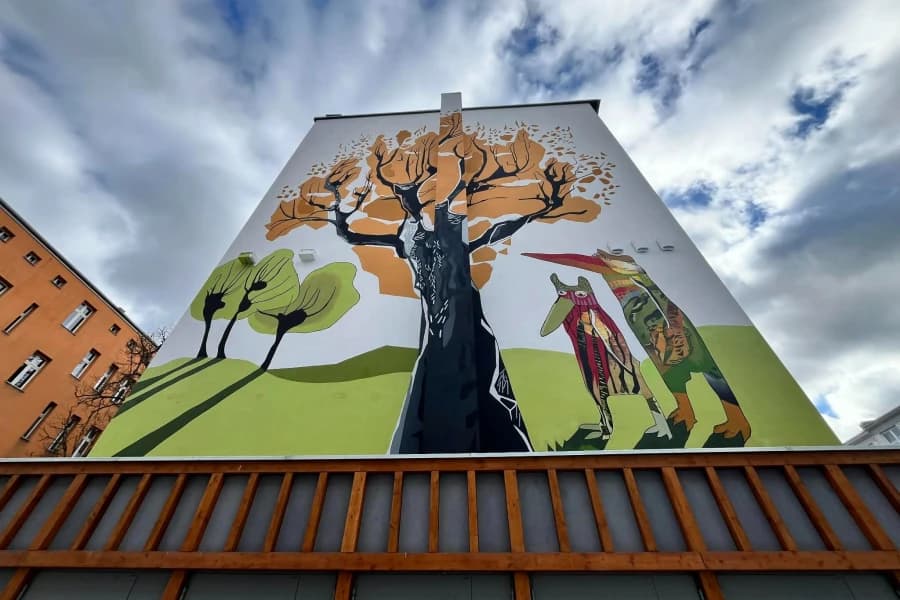 Nowe murale w zrewitalizowanym kwartale Mural na ścianie budynku mieszkalnego.