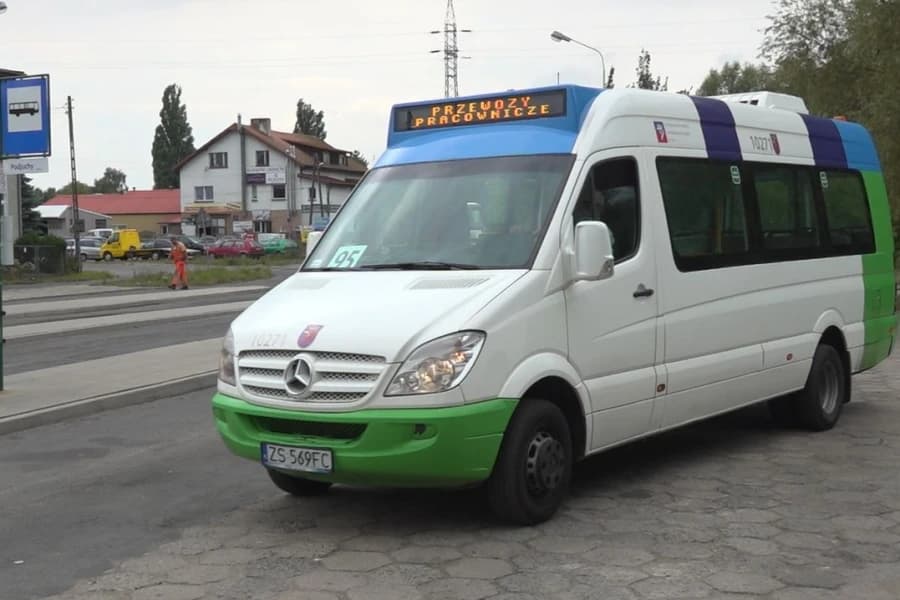 Zmiany w funkcjonowaniu usługi „Transport na żądanie” Biało-zielony mikrobus stojący na przystanku autobusowym.