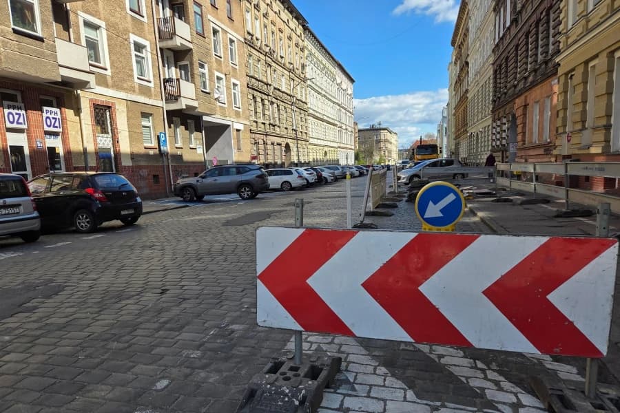 Kolejne kilometry wodociągu do wymiany. Gdzie prowadzone są prace? Znak drogowy informujący o obowiązującym objeździe.