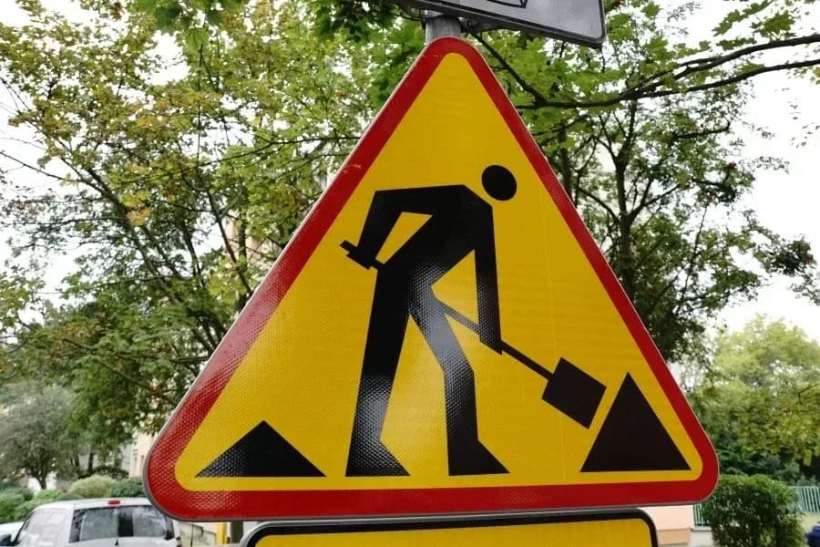 Na ul. Świętochowskiego ułożono warstwę ścieralną nawierzchni jezdni Na ul. Świętochowskiego ułożono warstwę ścieralną nawierzchni jezdni