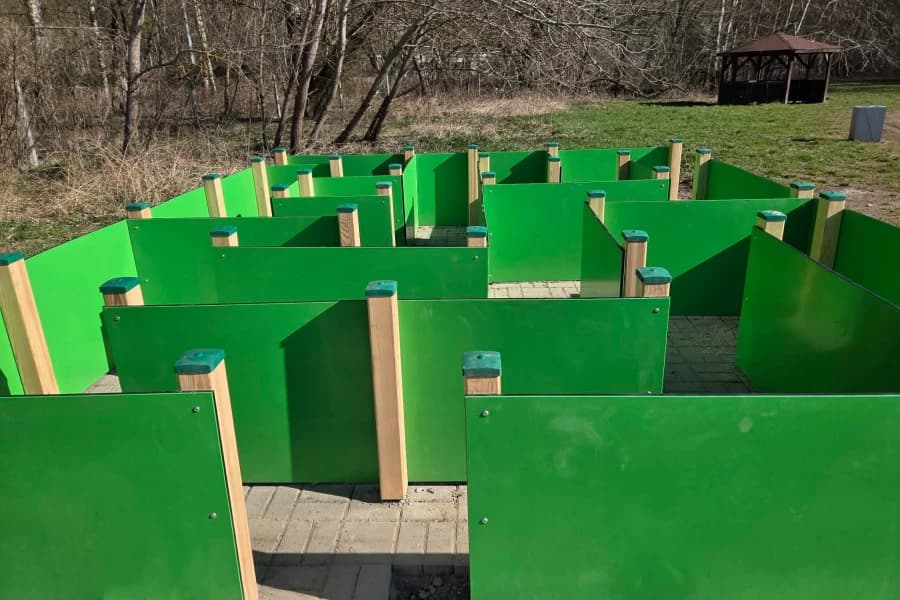 Las Arkoński. Więcej zabawy na cztery łapy Dwa leśne wybiegi dla psów zostały wyposażone w nowe urządzenia .