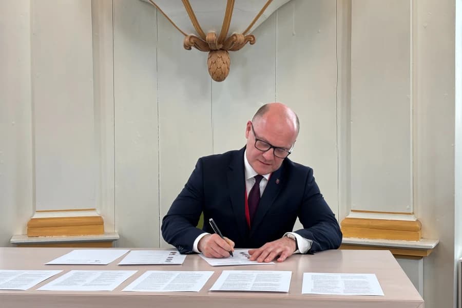 Udany początek współpracy „Obszar Przyszłości Berlin >< Szczecin” Piotr Krzystek, prezydent Szczecina w trakcie podpisywania porozumienia o współpracy „Obszar przyszłości Berlin >< Szczecin”.