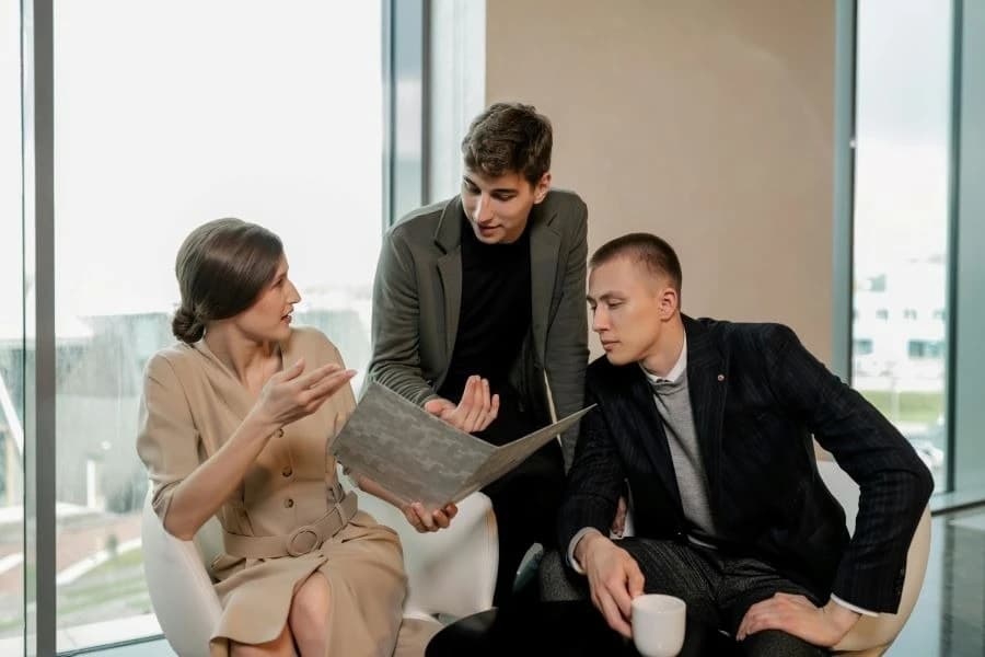 Zapytaj rzecznika w Kaskadzie! Mała grupa ludzi w trakcie dyskusji.