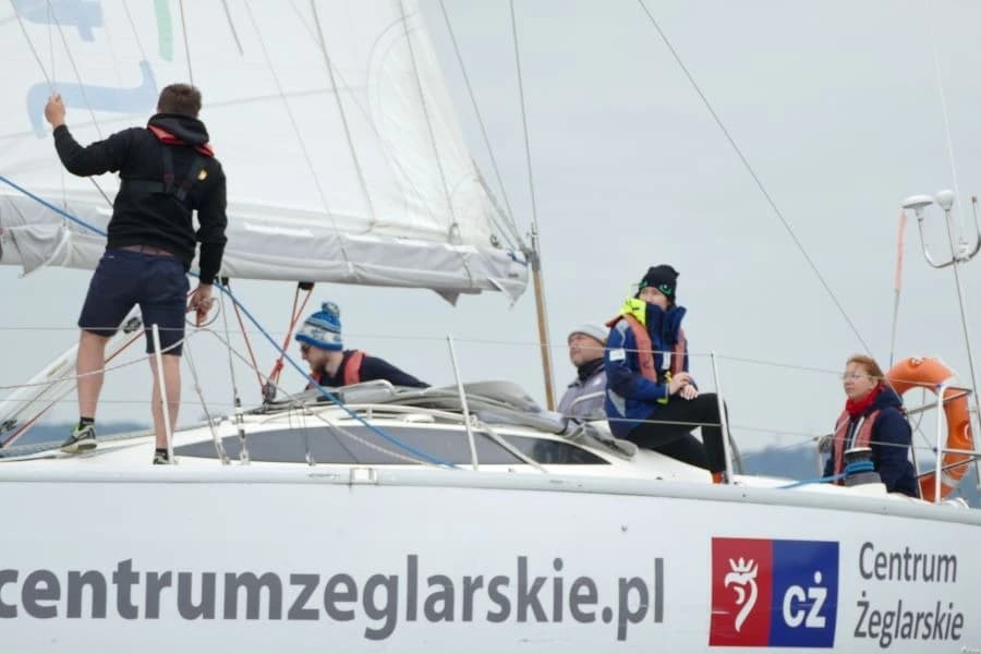 Centrum Żeglarskie zaprasza do sekcja dla dorosłych. Rusza rekrutacja Grupa ludzi na białym jachcie.