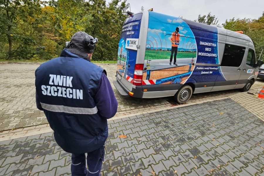 Wymiana wodociągu na prawobrzeżu. Mogą wystąpić okresowe utrudnienia w ruchu pojazdów Pracownik ZWIK Szczecin stojący przy samochodzie służbowym.